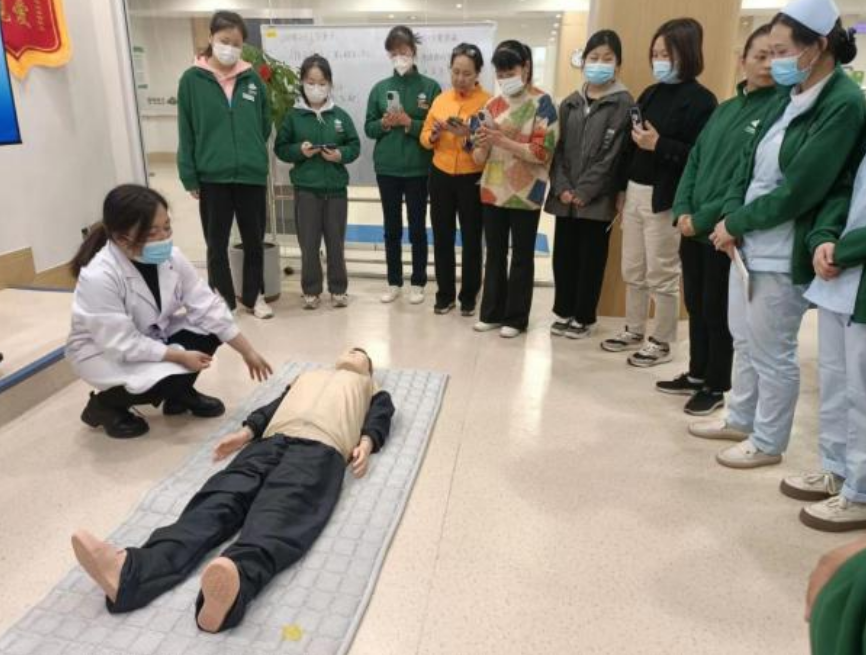 “救”在身邊！共筑服務(wù)安全——頤信養(yǎng)老舉辦急救技能培訓(xùn)